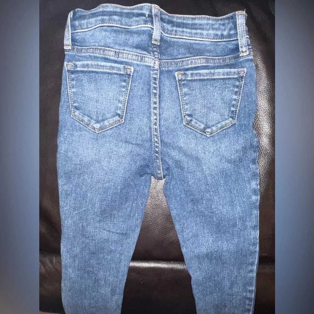 High-Rise Skinny Ankle Jeggings and blue cotton T with embroidered stars. - Picture 6 of 13